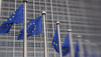 Η Ε.Ε. «σηκώνει το γάντι» στους δασμούς Τραμπ - Αντίποινα σε αμερικανικά προϊόντα από κρασί μέχρι... τσίκλες