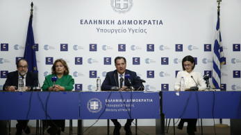 Κορωνοϊός: καμπάνιες ενημέρωσης για τον εμβολιασμό - Διαγράφονται τα πρόστιμα στους ηλικιωμένους