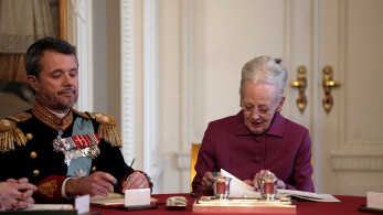 Δανία: ο Φρειδερίκος επίσημα ο νέος βασιλιάς μετά την παραίτηση της μητέρας του