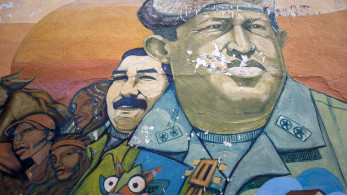 Η διεφθαρμένη «επανάσταση» και οι εγχώριοι χειροκροτητές