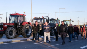 Αταλάντη: οι αγρότες έκλεισαν την Εθνική οδό και άναψαν φωτιές σε λάστιχα