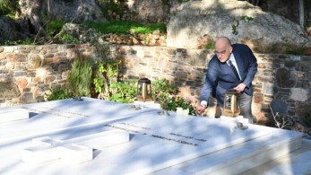 Νίκος Δένδιας: Λουλούδια στον τάφο του Κωνσταντίνου Μητσοτάκη