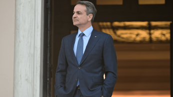 Διαπλεκόμενος επιχειρηματίας με δικαστικές εκκρεμότητες ψάχνει να βρει τον... αντι-Μητσοτάκη