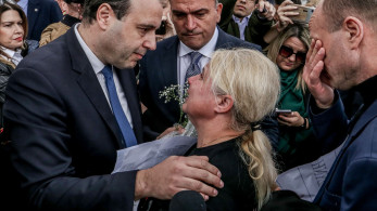 Λάρισα: στην αγκαλιά του Παπαστεργίου η μητέρα φοιτήτριας που σκοτώθηκε στα Τέμπη