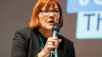 Joan Hoey (Economist): Πώς η Ελλάδα μπήκε στις 24 «πλήρεις δημοκρατίες»