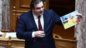 Πιερρακάκης-Βορίδης: απάντησαν με τη φωτογραφία των φλεγόμενων αστυνομικών από μολότοφ