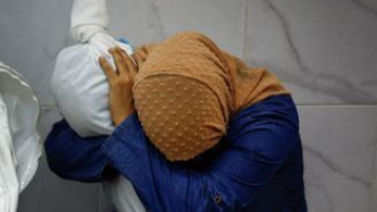 Συγκλονίζει η φωτογραφία της χρονιάς: Παλαιστίνια νανουρίζει το άψυχο σώμα της 5χρονης ανιψιάς της