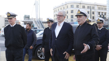 Στο λιμάνι του Πειραιά ο Στυλιανίδης - Πώς θα επιβιβάζονται στα πλοία τα ηλεκτρικά και υβριδικά αυτοκίνητα