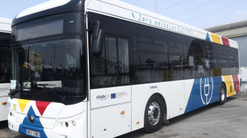 Μενίδι: λεωφορείο έπεσε σε ψησταριά - Δεν υπάρχουν τραυματίες