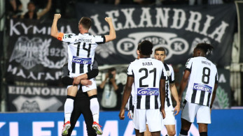 Super League: ο Ολυμπιακός γκρέμισε την ΑΕΚ και δίνει το στέμμα στον ΠΑΟΚ, που διέλυσε τον Παναθηναϊκό