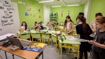 Χάρκοβο: σχολείο-καταφύγιο άνοιξε για μικρούς μαθητές 6 μέτρα κάτω από τη γη
