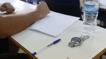 Πανελλαδικές: υποψήφιος πήγε στις εξετάσεις με τεράστιο σταυρό στον λαιμό