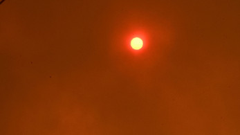 Φωτιά στην Ύδρα από σκάφος που πετούσε πυροτεχνήματα