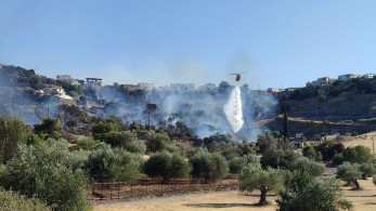 Μάχες των πυροσβεστικών δυνάμεων με τις φλόγες σε Αχαΐα, Αργολίδα και Ηλεία