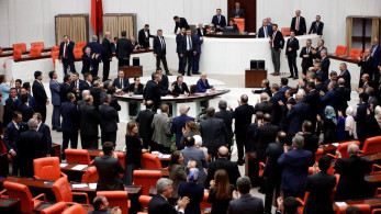 Άγριο ξύλο στην Εθνοσυνέλευση της Τουρκίας μεταξύ βουλευτών του Ερντογάν και του κουρδικού κόμματος