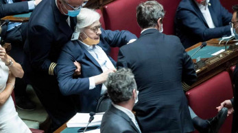 Ιταλία: Σεξιστικό αμόκ από βουλευτή – Τον έβγαλαν από τη Βουλή… «σηκωτό» (vid)