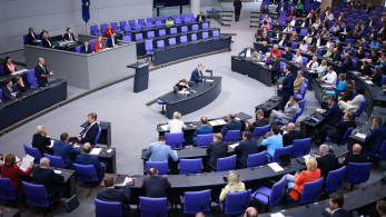 DW: Αντίστροφη μέτρηση για τις πρόωρες εκλογές στη Γερμανία