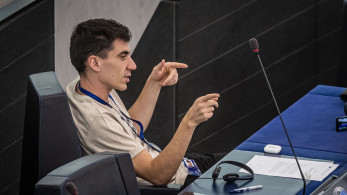 Ευρωβουλευτής Φειδίας: Με μύτη κλόουν εξήγγειλε τη δημιουργία κόμματος (video)