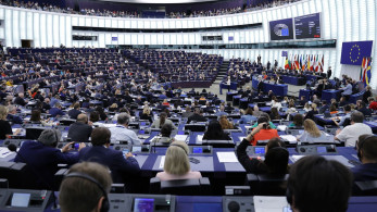 Ευρωβουλή: αποβλήθηκε από την αίθουσα Ρουμάνα αντιεμβολιάστρια - «Σκοτώσατε ανθρώπους!», φώναζε