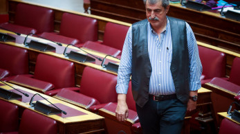 Ο Πολάκης κουνάει το δάχτυλο στον Κασσελάκη και δείχνει ότι έχει το «πάνω χέρι»