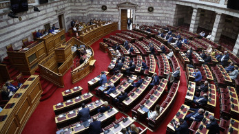 Βουλή: υπερψηφίστηκαν από ΝΔ και ΠΑΣΟΚ τα μέτρα για τη στήριξη των καταναλωτών ρεύματος