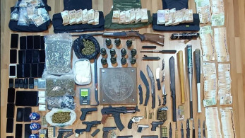 Eξαρθρώθηκε εγκληματική οργάνωση που διέπραττε εκβιασμούς σε καταστήματα - 17 συλλήψεις (βίντεο)