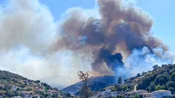 Μαίνεται η φωτιά στην Εύβοια - Νέα μηνύματα από το 112 για εκκένωση