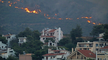 Φωτιά στην Αττική: σε 250 απεγκλωβισμούς προχώρησε η ΕΛΑΣ - Βίντεο διάσωσης ηλικιωμένης