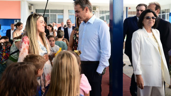 Μητσοτάκης σε μαθητές στη Γλυφάδα: Να συμφωνήσουμε ότι την ώρα που είμαστε στο σχολείο το κινητό είναι στην τσάντα