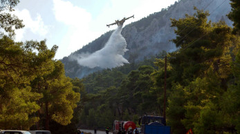 Φωτιά στη Ρόδο: δύο πυροσβέστες τραυματίστηκαν ελαφρά
