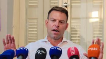 Ο Κασσελάκης ψάχνει τη Λινού για να του παραδώσει την έδρα
