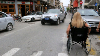 Αδιάβατα για τα ΑμεΑ τα πεζοδρόμια