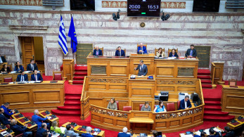 Σόου από Zωή Κωνσταντοπούλου στη Βουλή: η απάντηση του Κυριάκου Μητσοτάκη και ο «σοφός λαός» του Κώστα Τασούλα