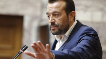 Η μιζέρια του Νίκου Παππά απέναντι στο σύγχρονο κτήριο της ΑΑΔΕ