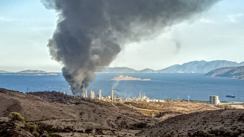 Φωτιά στη Motor Oil: κλειστή η παλαιά Εθνική Οδός Αθηνών - Κορίνθου-Διακοπή του προαστιακού