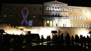 Φωταγωγήθηκε το Μέγαρο της Βουλής με το σύμβολο της μάχης κατά του καρκίνου σε παιδιά και εφήβους