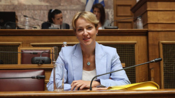 Η Αλεξάνδρα Σδούκου ενημέρωσε βουλευτές της αντιπολίτευσης για τα επεισόδια με τους εποχικούς πυροσβέστες