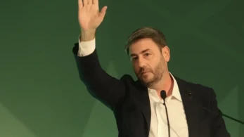 ΠΑΣΟΚ: Γιατί ο Ανδρουλάκης μπήκε από την πίσω πόρτα στην εκκλησία στον γάμο του Χάρη Δούκα