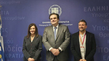 Attica Bank: δώρισε 100 σταθμούς απινιδωτών σε δημόσια σχολεία