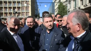 ΠΑΣΟΚ-ΣΥΡΙΖΑ: άλλαξαν… ρόλους, όχι μυαλά – βγαίνουν τα μαχαίρια για τους… ψηφοφόρους