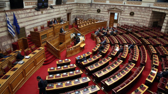 Βουλή: υψηλοί τόνοι με φόντο τον κατώτατο μισθό