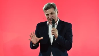 Ο Μωραΐτης «ξεγυμνώνει» τον Φαραντούρη: Με έπαιρνε τηλέφωνο και έλεγε «Με τη Στεφανάρα, την προεδράρα»