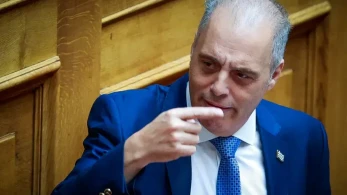 Απίστευτος Βελόπουλος: συγκρίνεται με τον... Τραμπ και φοράει καπέλο «Make Greece Great Again»