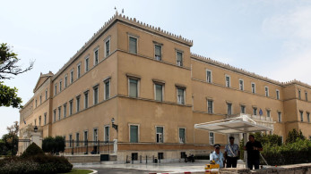 Αστυνομικός της Βουλής: με ψυχολογική και σωματική βία κρατούσε τα μέλη της οικογένειάς του