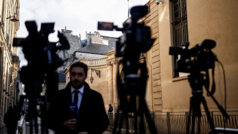 Γαλλία: πέφτει η κυβέρνηση Μπαρνιέ - Ανοίγει ο δρόμος για πρόταση μομφής από τη Λεπέν