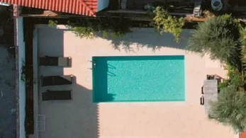 Λαβράκια με τις πισίνες των Σπετσών
