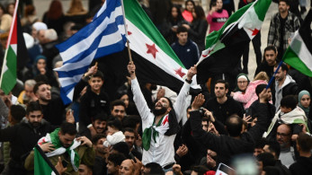 Σύνταγμα: πανηγυρισμοί Σύρων πολιτών για την ανατροπή του καθεστώτος