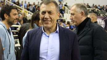 Δώρο συλλεκτική μπάλα στον Γιάννη Βρούτση από τους εκπροσώπους FIFA και UEFA (photo)