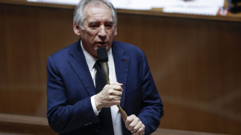 Συνεχίζεται το πολιτικό χάος στη Γαλλία: Μπαρντελά και Μελανσόν απειλούν με πρόταση μομφής τον Φρανσουά Μπαϊρού
