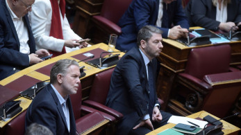 Ούτε ο «σοβαροφανής λαϊκισμός» πείθει: το ΠΑΣΟΚ πιάνει... ταβάνι